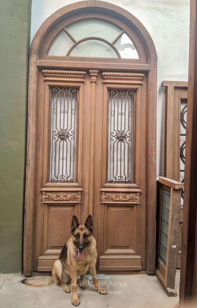 Puerta cedro con reja y tallado